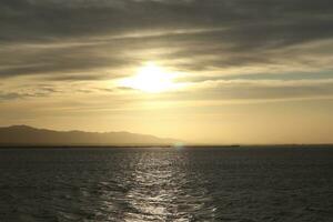 magnifique d'or le coucher du soleil sur le Lac photo