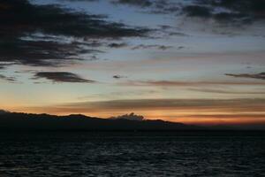 magnifique d'or le coucher du soleil sur le Lac photo