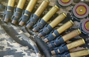 ukrainien armée en tissu et machine pistolet ceinture coquilles mensonges sur ukrainien pixelisé militaire camouflage photo