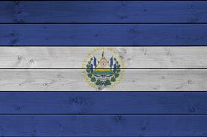 el Salvador drapeau représenté dans brillant peindre couleurs sur vieux en bois mur. texturé bannière sur rugueux Contexte photo