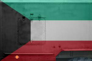 Koweit drapeau représenté sur côté partie de militaire blindé un camion fermer. armée les forces conceptuel Contexte photo