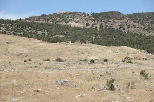 antalya, dinde - mai 15, 2021 ruines de ancien ville hierapolis près Pamukale, dinde à ensoleillé journée. les pièces de vieux historique bâtiments avec gros blocs photo