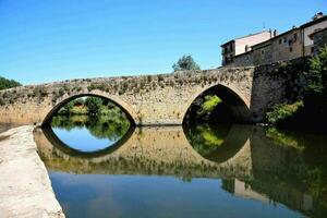 le pont plus de le rivière dans le village de la personne photo