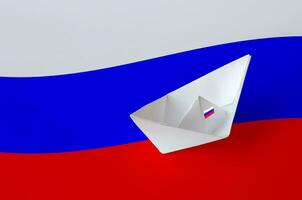 Russie drapeau représenté sur papier origami navire fermer. Fait main les arts concept photo