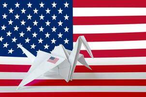 uni États de Amérique drapeau représenté sur papier origami grue aile. Fait main les arts concept photo