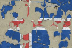Islande drapeau représenté dans peindre couleurs sur vieux obsolète désordonné béton mur fermer. texturé bannière sur rugueux Contexte photo