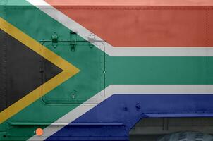 Sud Afrique drapeau représenté sur côté partie de militaire blindé un camion fermer. armée les forces conceptuel Contexte photo