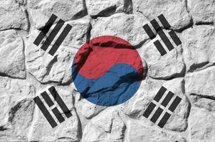 Sud Corée drapeau représenté dans peindre couleurs sur vieux pierre mur fermer. texturé bannière sur Roche mur Contexte photo