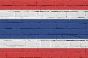 Thaïlande drapeau représenté dans peindre couleurs sur vieux brique mur. texturé bannière sur gros brique mur maçonnerie Contexte photo