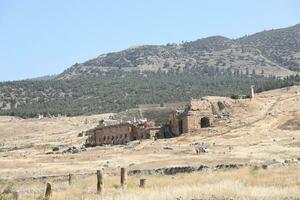 antalya, dinde - mai 15, 2021 ruines de ancien ville hierapolis près Pamukale, dinde à ensoleillé journée. les pièces de vieux historique bâtiments avec gros blocs photo