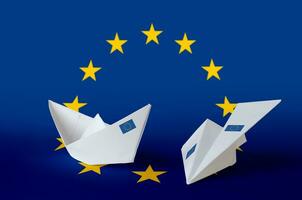 européen syndicat drapeau représenté sur papier origami avion et bateau. Fait main les arts concept photo