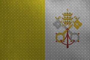 Vatican ville Etat drapeau représenté dans peindre couleurs sur vieux brossé métal assiette ou mur fermer. texturé bannière sur rugueux Contexte photo