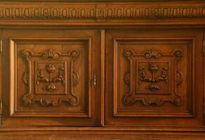 vieux ancien garde-robe meubles avec ornemental des portes et rétro couleurs de en bois surfaces photo
