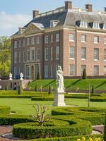 Château et jardin dans le Pays-Bas photo