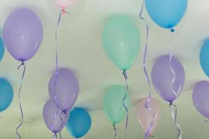 ballons avec du gaz d'hélium collé au sommet du plafond photo