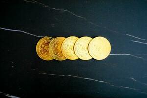 5 attache pièces de monnaie USDt empilés sur une noir marbre Contexte. photo