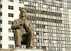 skopje, Nord macédoine - septembre 20, 2023 - statue de pavé potev satev, macédonien-bulgare révolutionnaire, avec un inachevé bâtiment dans le Contexte. photo