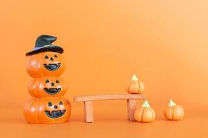 citrouilles d'halloween sur fond orange, bonjour concept d'octobre photo