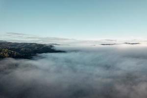 brouillard du matin dans les montagnes d'en haut photo