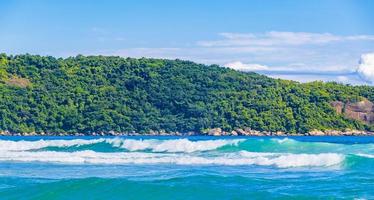 fortes vagues praia lopes mendes beach ilha grande island au brésil. photo