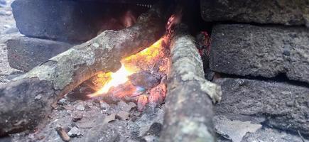 charbons de bois de chauffage chauds avec feu rouge photo