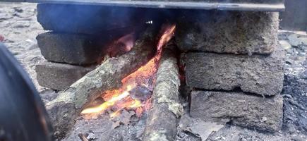 charbons de bois de chauffage chauds avec feu rouge photo