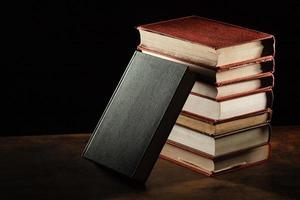 livres pile table en bois. résolution et haute qualité belle photo