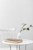 table vue de face avec vase à livre. résolution et haute qualité belle photo