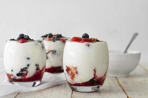 composition de verres de yaourt aux fruits. résolution et haute qualité belle photo