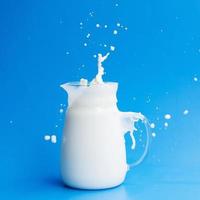 bocal en verre plein de lait. résolution et haute qualité belle photo