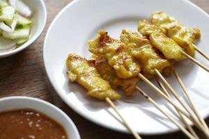 satay de poulet et trempette aux haricots photo