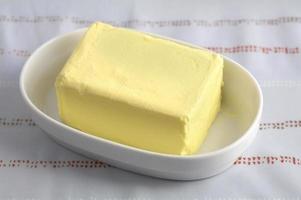 beurre dans une tasse à la lumière naturelle photo