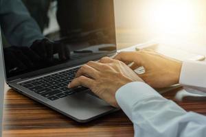 ordinateur de saisie à la main dans l'espace de travail de bureau photo