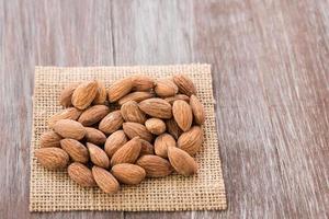 amandes en tas sur toile de jute photo