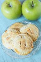 tartes aux pommes sur plaque de verre antique photo