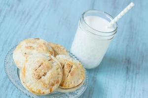 gros plan de petites tartes aux pommes avec du lait photo