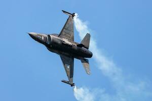 hellénique air Obliger verrouiller F 16 combat faucon combattant jet avion en volant. aviation et militaire avion. photo