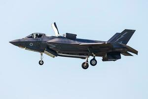 Royal air Obliger verrouiller f-35b foudre ii furtif combattant jet avion en volant. aviation et militaire avion. photo