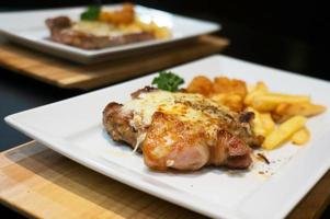 dîner, steak de poulet, frites et sauce. photo