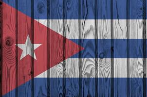 Cuba drapeau représenté dans brillant peindre couleurs sur vieux en bois mur. texturé bannière sur rugueux Contexte photo