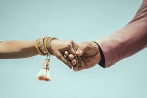 multiracial couple en portant mains ensemble dans l'amour. conceptuel image de monde unité interracial l'amour et compréhension dans tolérance et diversité. photo