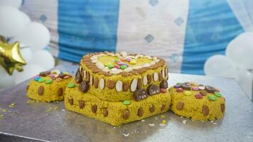 cœur forme délicieux crème et cacahuète gâteau décoré avec amandes et des sucreries photo