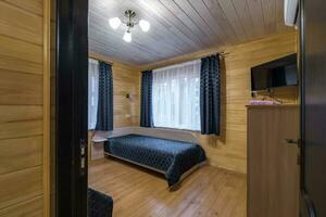 intérieur de en bois éco chambre dans studio appartements, hôtel ou propriété photo