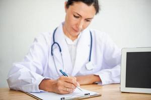 le docteur en médecine travaille dans la salle d'examen de l'hôpital photo