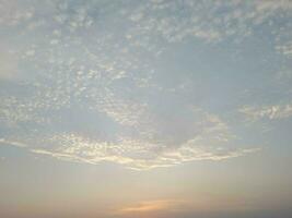 la nature Contexte. ciel, Soleil et des nuages avec des rayons de lumière à le coucher du soleil sur le île de Lombok, Indonésie. photo