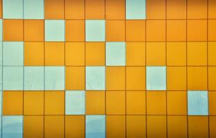 la texture du mur métallique, encadrée sous la forme de carrés colorés de deux couleurs. conception de mur moderne pour l'extérieur des immeubles résidentiels et de bureaux photo