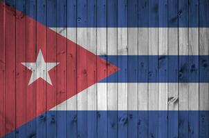 Cuba drapeau représenté dans brillant peindre couleurs sur vieux en bois mur. texturé bannière sur rugueux Contexte photo