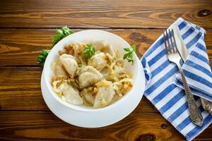 ukrainien varéniky ou pierogi farci avec Patate et champignons, servi avec frit oignon. photo