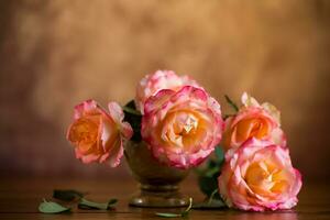 magnifique épanouissement Jaune et rose Rose fleurs. photo