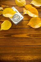 l'automne feuillage avec une caméra sur une en bois tableau. photo